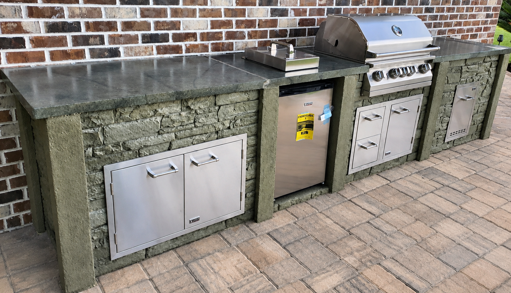 StoneKitchen outdoor kitchen with dark countertop showing tonal variation and veining